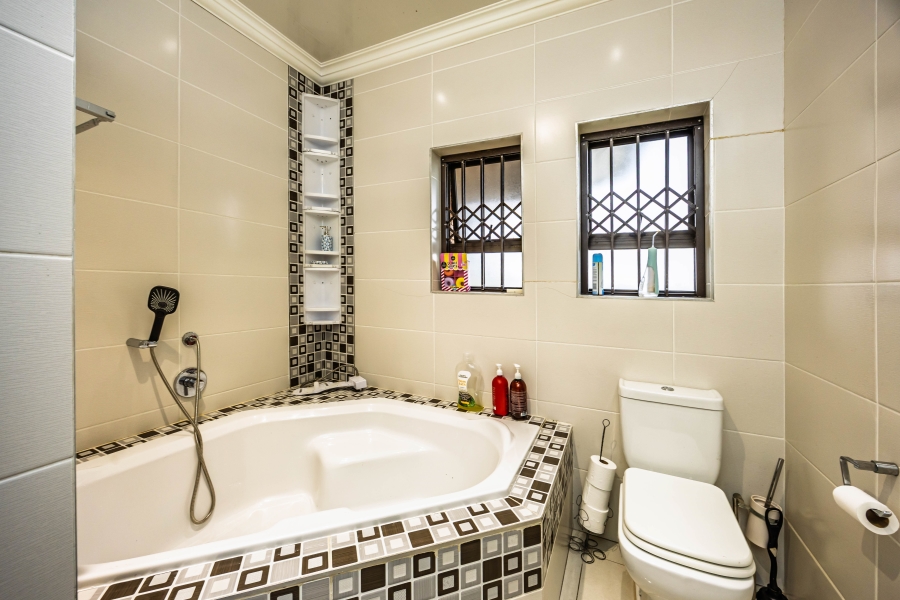 To Let 5 Bedroom Property for Rent in Cove Rock Eastern Cape